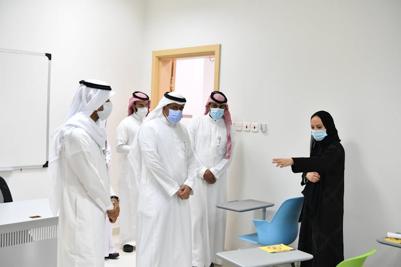 رئيسة الجامعة السعودية الإلكترونية تطلع على جهوزية القاعات والمعامل الدارسية والإجراءات الإحترازية المتبعة لإستقبال الطلاب والطالبات في أول يوم دراسي